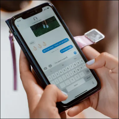 Est-ce que tu lui parles par messages ou Snap ?