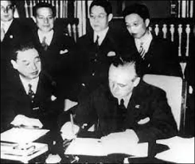 Le 25 novembre 1936, l'Allemagne nazie et le Japon signent un pacte valable pour cinq ans : quel est l'ennemi désigné à travers le pacte ?
