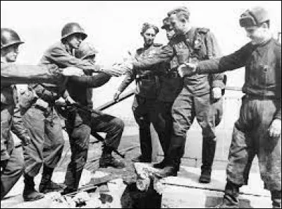 Le 25 avril 1945 : ces soldats célèbrent ...