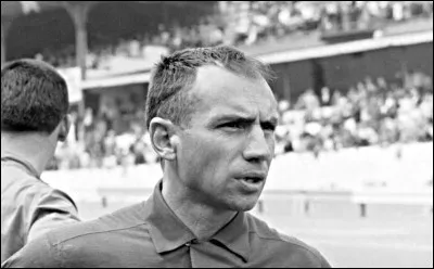 Ce pilote belge dispute 10 grands prix entre 1960 et 1963, mais s'illustre avant tout au Tour de France auto qu'il remporte sur une 250 GT en 1960 et 1961, et aussi dans les courses de prototypes - la Targa Florio en 1962 sur Ferrari 246 SP et les 1 000 km kilomètres du Nürburgring associé à Surtees en 1963 sur Ferrari 250 P : c'est ...