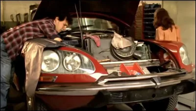 Dans le film "Aime moi comme je suis" un jeune couple rénove une vieille auto. Quel est ce modèle ?