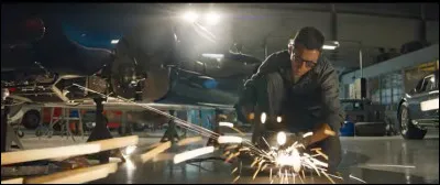 Dans quel film peut-on voir Mat Damon améliorer le châssis de sa voiture de course ?