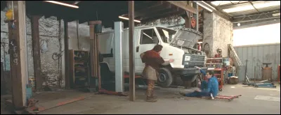 Dans quel film ce Peugeot J5 va avoir quelques déconvenues ?