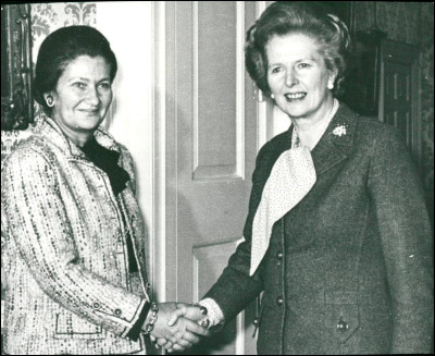 4 mai : Margaret Thatcher devient la première femme, premier ministre du Royaume-Uni.
17 juillet : Simone Veil est élue Présidente du Parlement européen.
Amélie Mauresmo et Nicolas Bedos naissent.