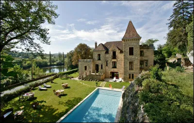 Il y a des énormes manoirs.