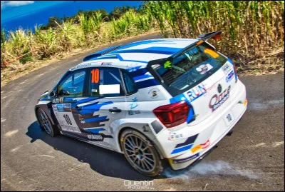 Qui étaient les pilotes qui conduisaient cette voiture lors du 53e "Tour Auto Rallye de la Réunion" ?