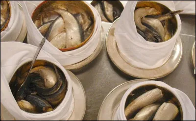 Si vous avez l'occasion de visiter la Suède, vous aurez l'occasion de goûter au Surtromming (avec un accent bizarre au-dessus), dont nos amis suédois font grand cas, je gage que vous allez vous régaler, il s'agit ...