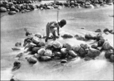 Quel est le nom qui fait référence au rite de passage des Aborigènes d'Australie, qui allaient dans l'étendue sauvage, loin de leur famille à l'âge de 13 ans, et à leur retour étaient considérés adultes par la communauté ?