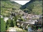 Le bourg s'tage  l'un des passages les plus resserrs des profondes gorges du Tarn. Des rues paves de galets, une allure mdivale, c'est...