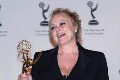 Avec quelle chanteuse a-t-elle eu une idylle entre 1990 et 1995 ?