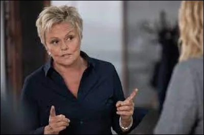 Dans la série ''Dix pour cent'' dans laquelle elle incarne son propre rôle, à quelle actrice enseigne-t-elle le stand-up ?