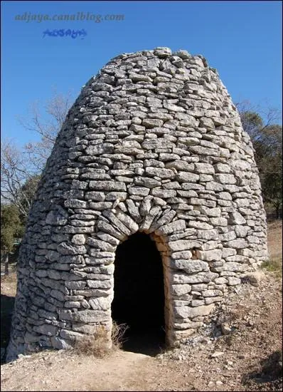 Sur les pentes du plateau du Vaucluse, ou dans le Luberon, les petites cabanes de pierres sches portent le nom de :