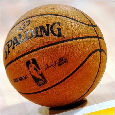 Laquelle de ces légendes du basket a été cinq fois champion de NBA et deux fois champion olympique ?