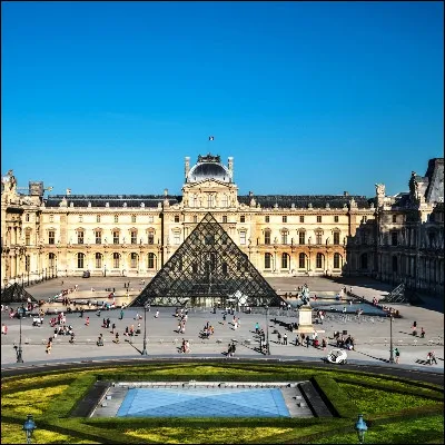 Quelle statue grecque dune taille de 2m02, découverte en 1820 sur une île des Cyclades, est exposée au Louvres dans lancienne salle du Tibre ?