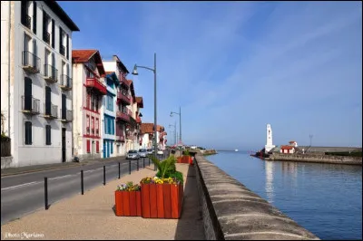 Quel est le nom de cette soupe de poisson, spécialité culinaire de Saint-Jean-de-Luz, à base de tomates, de thon, de poivrons et d'oignons ?