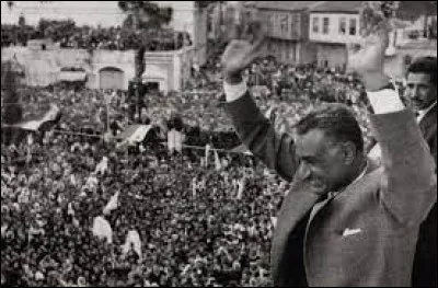 Le 26 juillet 1956, Nasser annonce aux Egyptiens en liesse ...