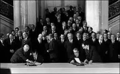 Ce 26 mai, Nixon et Brejnev signent, à Moscou, le premier accord de limitation des armes nucléaires (SALT I ou Strategic Arms Limitation Talks) : c'était en ...