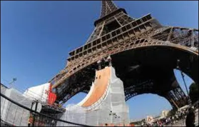Quel sportif a établi le record du monde de saut dans le vide en roller en s'élançant d'une plate-forme située au niveau du premier étage de la tour Eiffel ?
