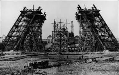 En quelle année a lieu l'Exposition universelle qui voit l'édification de la tour Eiffel ?