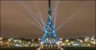 Quel chanteur donne à la tour Eiffel, en 2000, un spectacle pyrotechnique devant 600 000 personnes ?