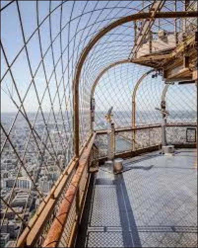 Quel Américain peut-on voir en réplique au troisième étage de la tour Eiffel ?