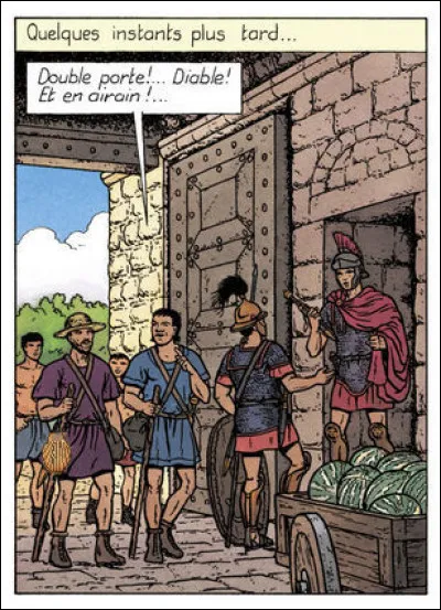 Des voyageurs étrangers pénètrent dans l'enceinte d'une cité grecque. Rien ne vous choque-t-il ?