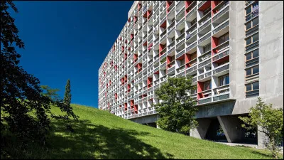 Quel architecte et père de l'architecture moderne est l'inventeur du concept "l'unité d'habitation" ?