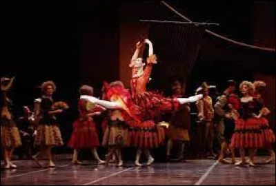 Sur quelle scène est-elle devenue la première danseuse à se produire en solo ?