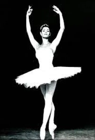 Sous la direction de qui est-elle devenue première danseuse en 1988 ?