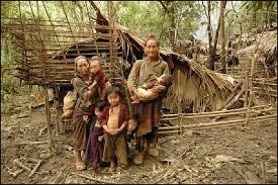 Laquelle de ces minorités n'habite pas majoritairement cette zone spéciale ?