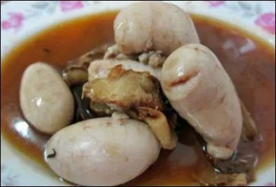 Les criadillas, c'est une spécialité d'Espagne, des testicules de taureau cuites à l'huile avec de l'ail et du poivre.