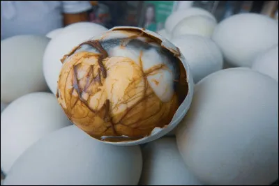 Le balut, c'est une spécialité des Philippines, un oeuf de canne fécondé.