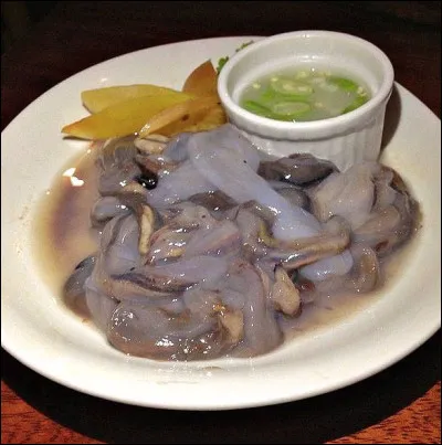 Le tamilok, est une spécialité des Philippines, un vers à bois mort des eaux stagnantes, un met raffiné qui est mangé cru.