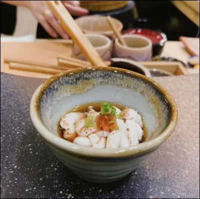 Le shirako, c'est une spécialité du japon, la poche de sperme de la morue et son liquide séminal, le tout cuit à la vapeur.