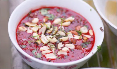 La soupe au sang, c'est une spécialité du Vietnam à base de sang frais de cochon, de canard ou de chèvre avec de la viande hachée et du nuoc mam.
