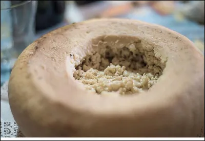 Le casu martzu, c'est une spécialité de Sardaigne, un fromage de brebis ensemencé par des larves vivantes.