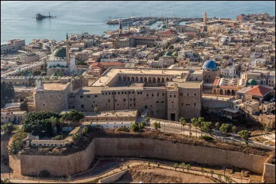 Dix mille habitants purent se réfugier dans la Voûte d'Acre, la citadelle des Templiers (En bas à gauche sur l'image de la question 7), qui tenait encore et dont la défense fut assurée par Thibaud Gaudin et Pierre de Sevry, maréchal du Temple.
Combien de temps la citadelle résista-t-elle aux bombardements incessants, avant de succomber à son tour ?