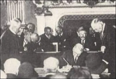 Le 27 août 1928 est signé par soixante-trois pays le pacte de Paris, traité de paix qui "condamne le recours à la guerre pour le règlement des différends internationaux et y renoncent en tant qu'instrument de politique nationale dans leurs relations mutuelles". A quel homme politique français revient cette initiative ?