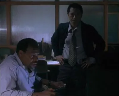 Quel dtail de la vido perquisitionne par la police indique  l'inspecteur Trapp o se trouve le repaire de Jigsaw ?