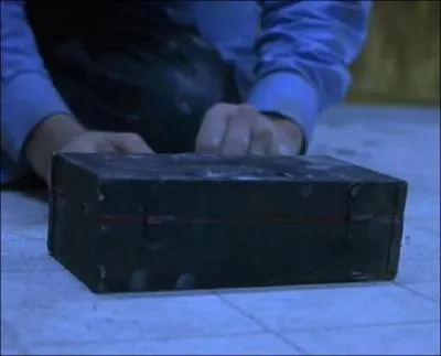 Qu'y a-t-il dans la bote trouve dans le mur ?