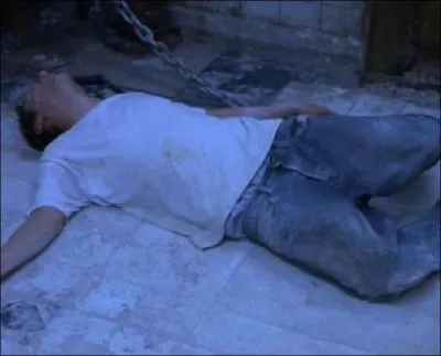 Que fait leur tortionnaire pour vrifier qu'Adam est bien vivant ?