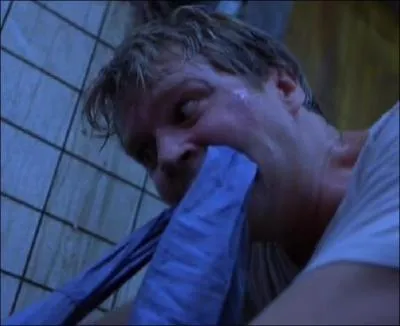 Que fait Lawrence pour se dtacher de sa chane ?