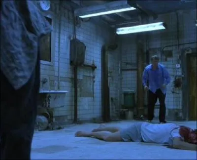 Comment semble tre mort l'homme au milieu de la pice ?