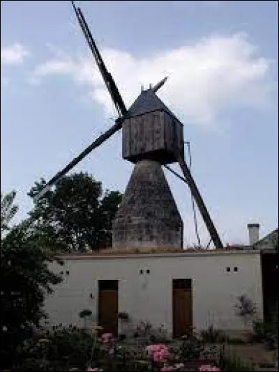 Nous terminons notre balade au pied du moulin Beilloire-Hersard, à Varennes-sur-Loire. Commune de l'aire d'attraction Saumuroise, elle se situe dans le département ...