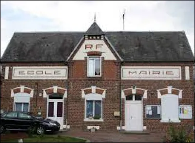 Je vous propose de rester dans les Hauts-de-France et de partir à Maucourt. Village de l'arrondissement de Péronne, il se situe dans le département ...
