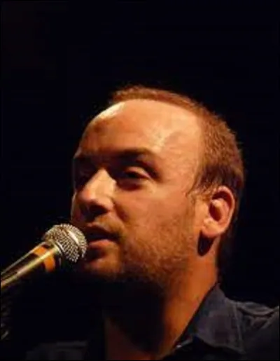 De quel artiste le chanteur Ours est-il le second fils ?