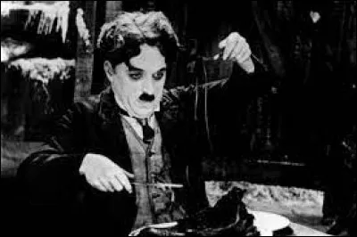 Cinéma : Dans ''La Ruée vers l'or'' avec quels aliments Charlie Chaplin fait-il une célèbre danse ?