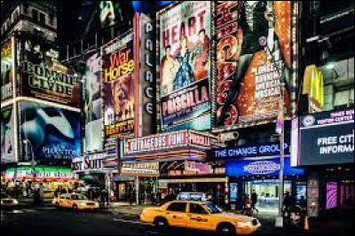Quel quartier de New York est célèbre pour ses comédies musicales ?