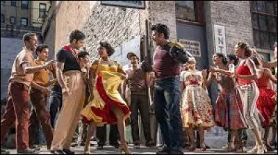 À qui sont opposés les Sharks dans la comédie musicale ''West Side Story'' ?