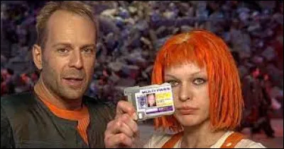 Quel dessinateur de bande dessinée a créé le décor du film ''Le Cinquième Elément'' ?